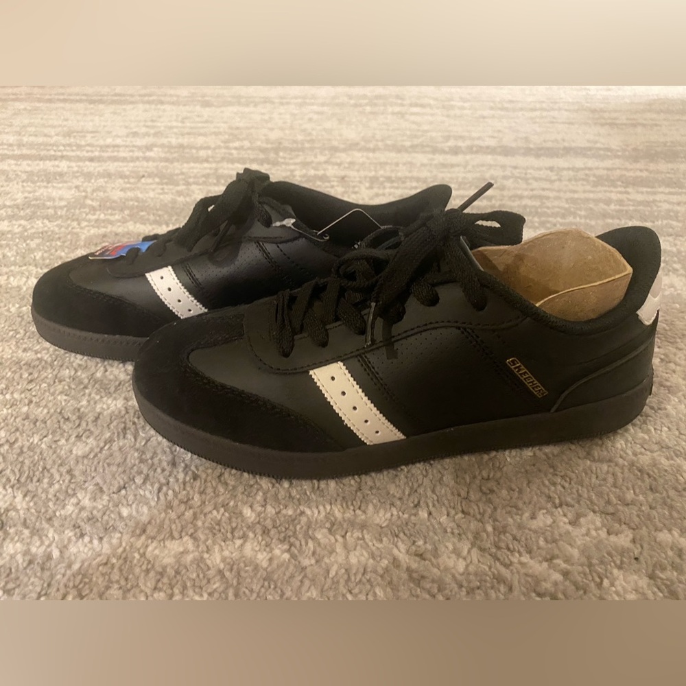 NEW with tags Sketchers Women’s Black Retro Sneakers with White Stripe